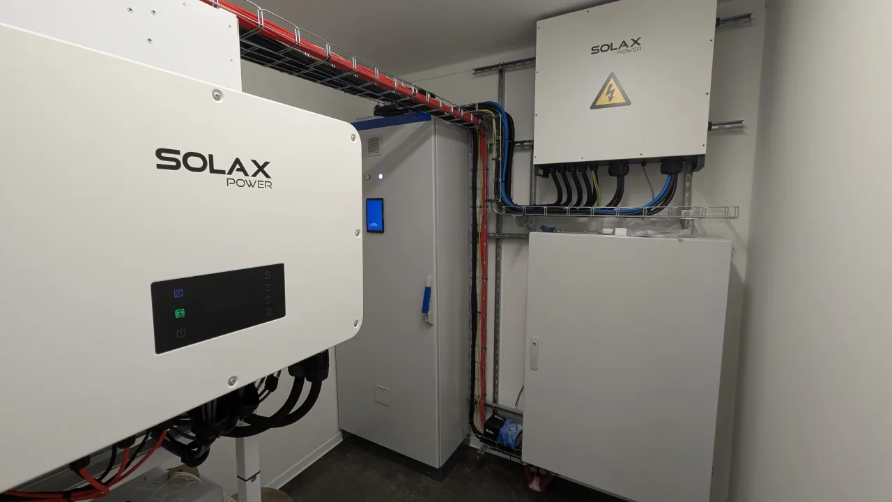 Montáž fotovoltaického systému a hybridnej FVE firmou ELEKTROMARHEFKA