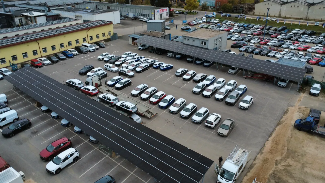 Solárny carport a SolaX BESS v Poprade: 123 kWp a 232 kWh pre 39 parkovacích miest