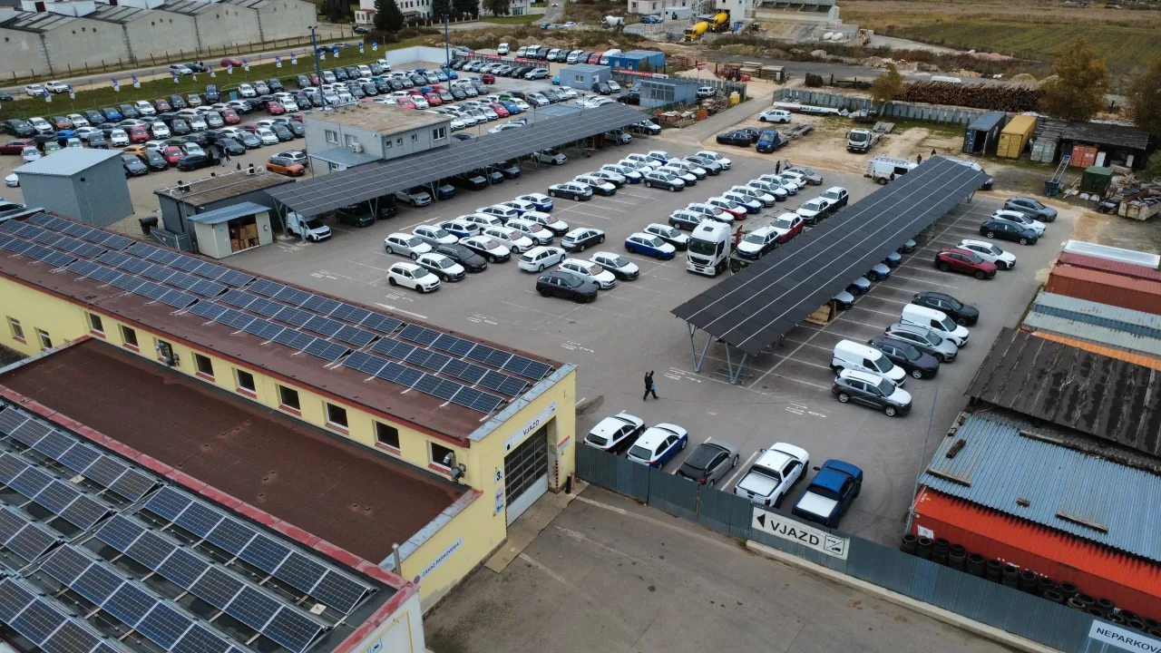 Solárny carport s FV panelmi a batériovým úložiskom SolaX BESS v Poprade